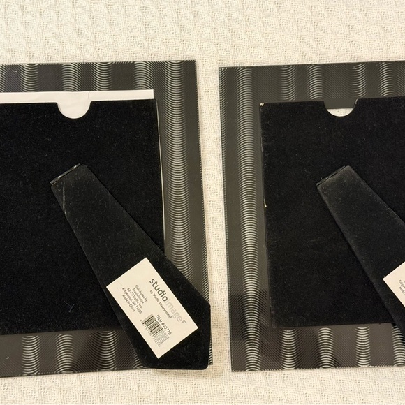 Black Wave Pattern Picture Frame Set - Picture 2 of 4